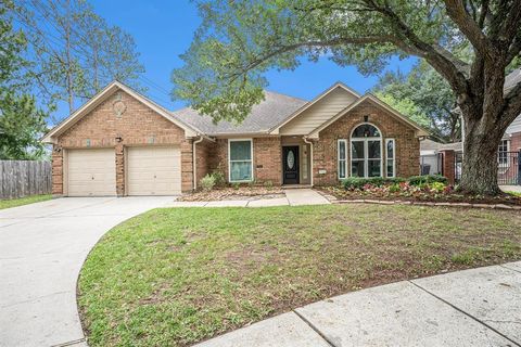 Single Family Residence in Houston TX 846 Maplewood Falls Court 2.jpg