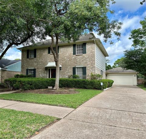 Single Family Residence in Houston TX 605 Oak Harbor Drive.jpg
