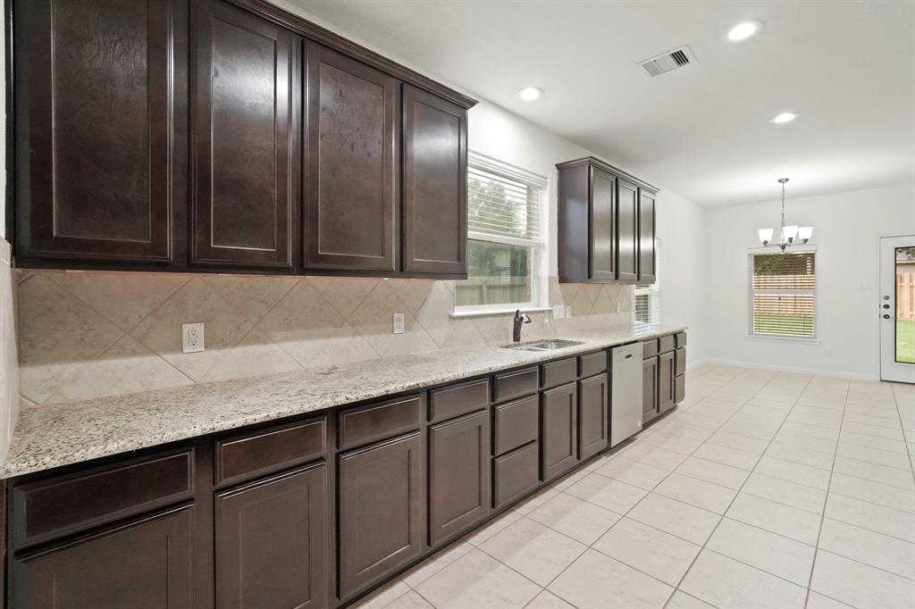 1835 Pembrook Circle, Conroe, Texas image 5