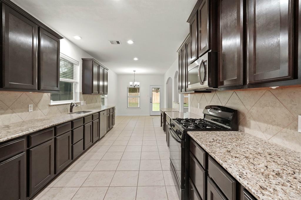 1835 Pembrook Circle, Conroe, Texas image 4