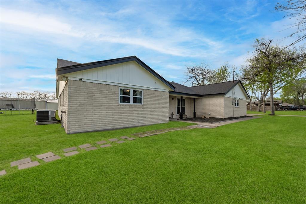8915 Lorraine Street, Highlands, Texas image 2