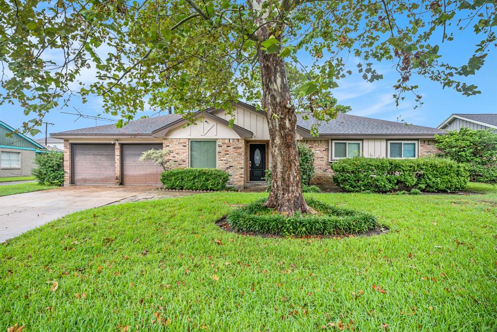 4108 Pine Shadows Street, Dickinson, Texas image 1