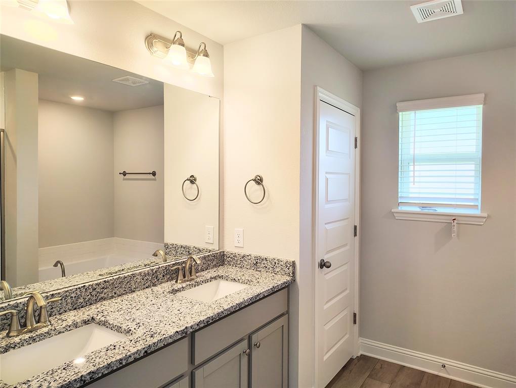 601 Greystone Lane, Angleton, Texas image 2