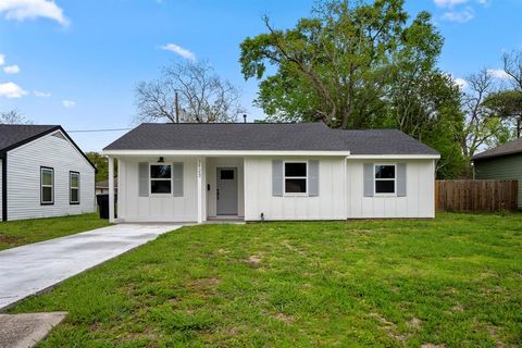 Single Family Residence in Houston TX 3923 Alsace Street.jpg