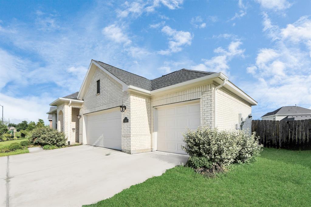 8034 Royal Palm Drive, Fulshear, Texas image 3