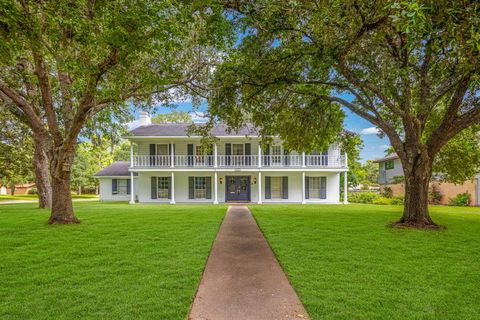 101 Redbud Street Lake Jackson TX 77566