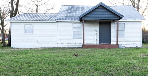 Photo of 608 E Navasota Street, Groesbeck, TX 76642 (MLS # 33842310) Photo of 608 E Navasota Street, Groesbeck, TX 76642 (MLS # 33842310)
