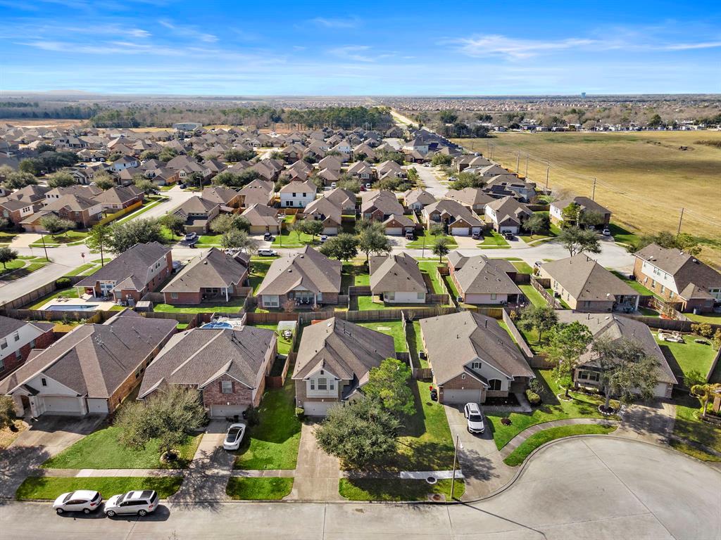 208 Bailey Brook Lane, Dickinson, Texas image 32