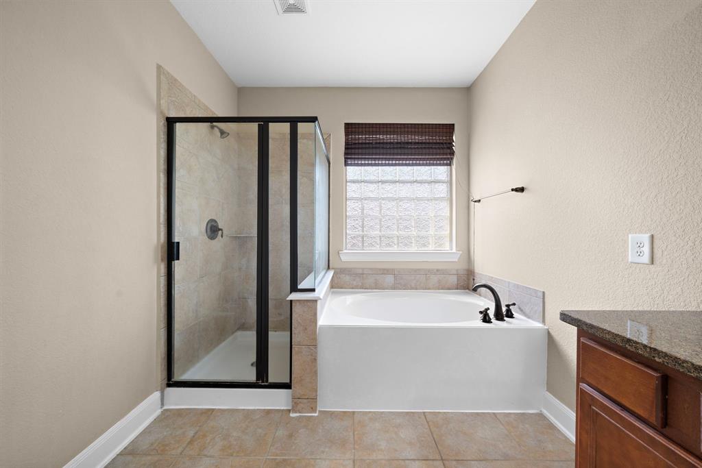208 Bailey Brook Lane, Dickinson, Texas image 22