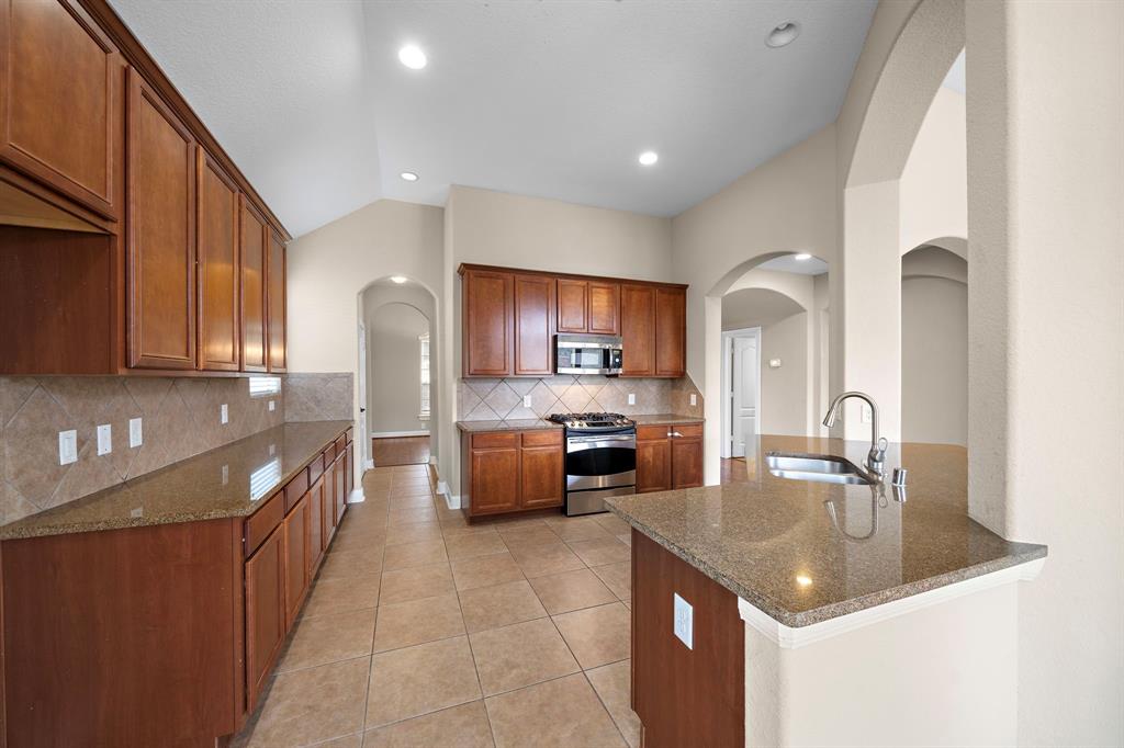 208 Bailey Brook Lane, Dickinson, Texas image 9