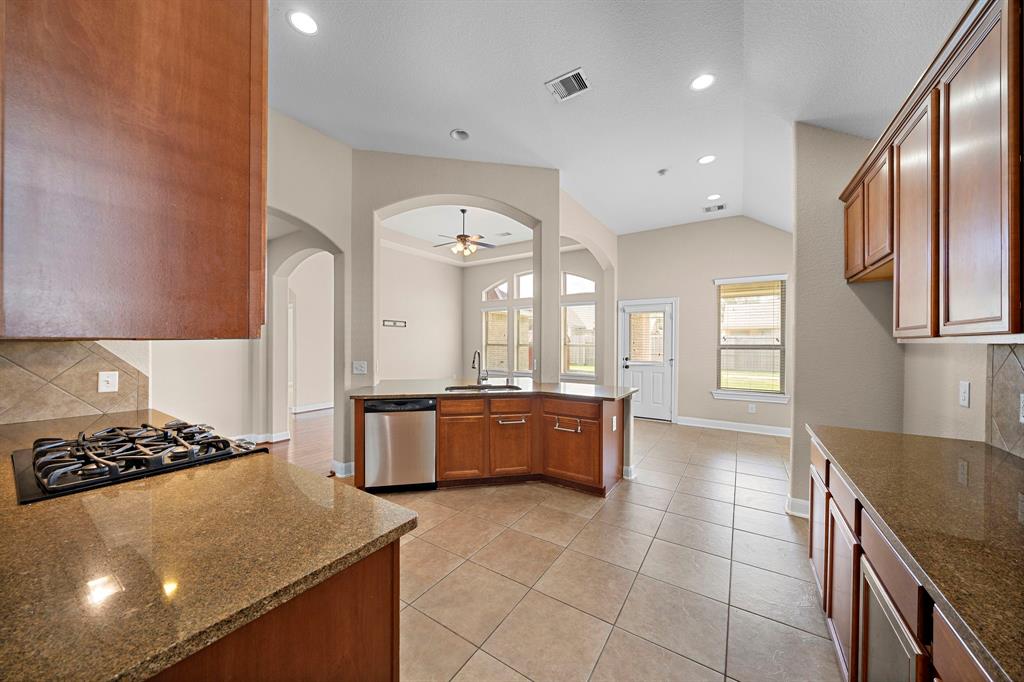 208 Bailey Brook Lane, Dickinson, Texas image 8