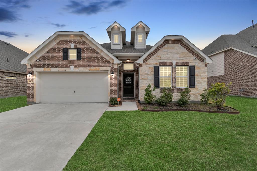 14215 Medina Drive, Baytown, Texas image 2