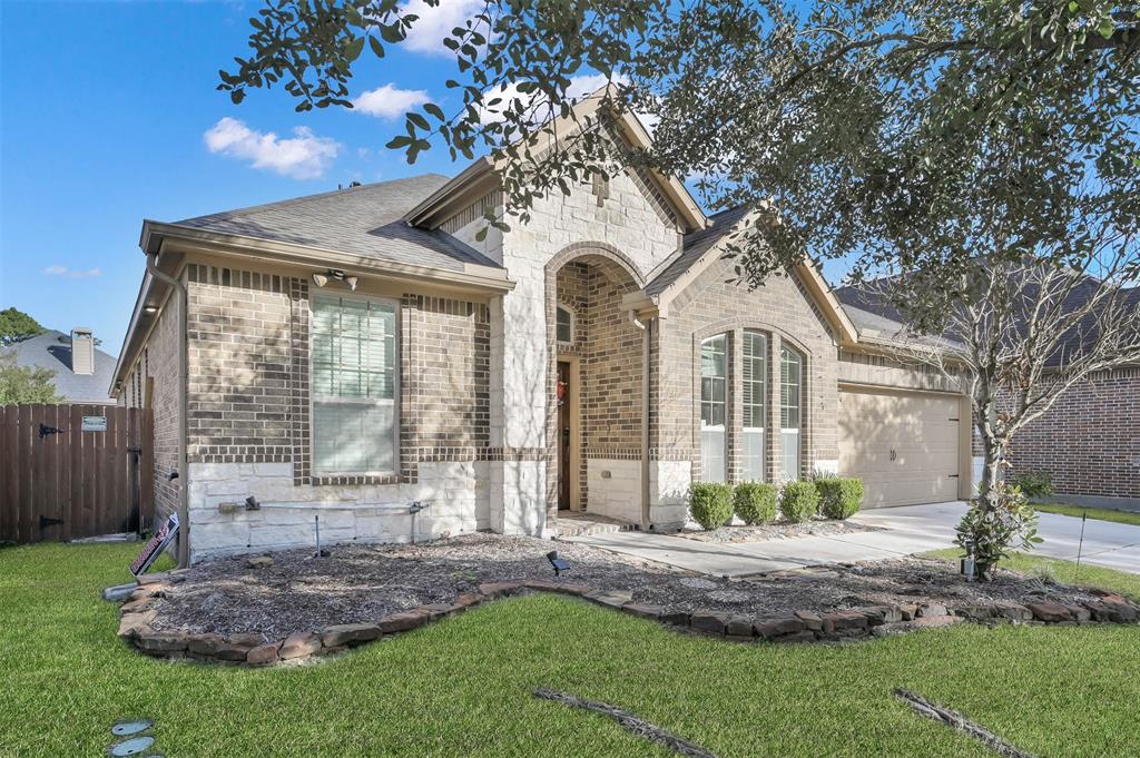 8211 Laughing Falcon Trail, Conroe, Texas image 2