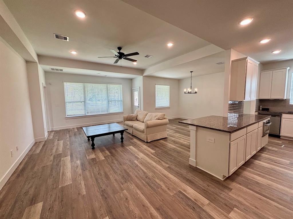 6014 Hazel Place Drive, Conroe, Texas image 13