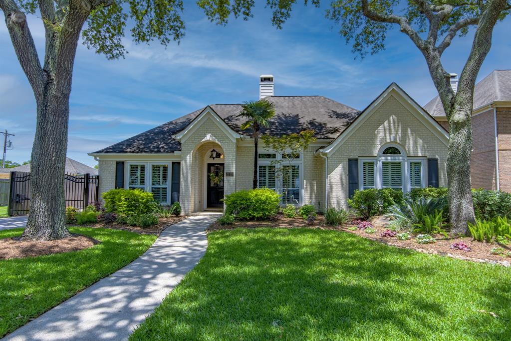 2120 Barrington Pointe Drive, League City, Texas image 1