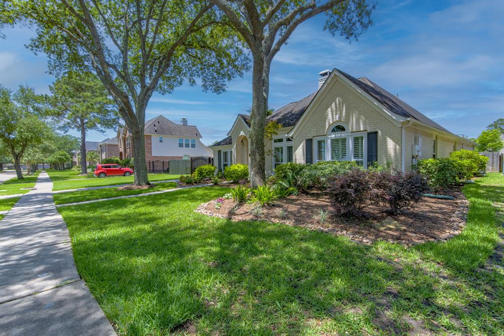 2120 Barrington Pointe Drive, League City, Texas image 2
