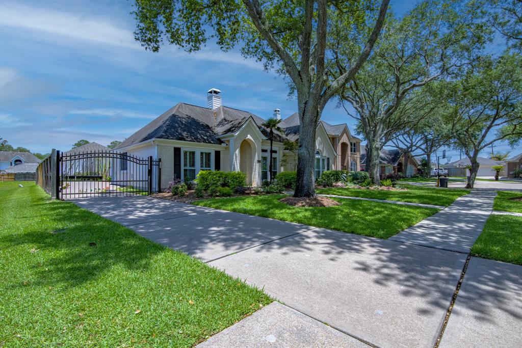 2120 Barrington Pointe Drive, League City, Texas image 3