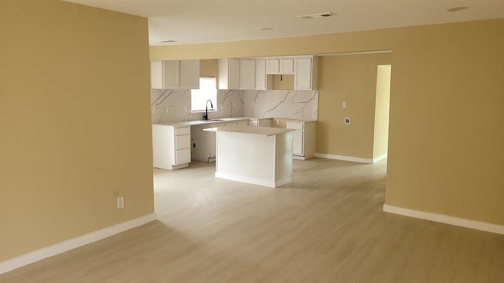 607 E Miller Street, Angleton, Texas image 3