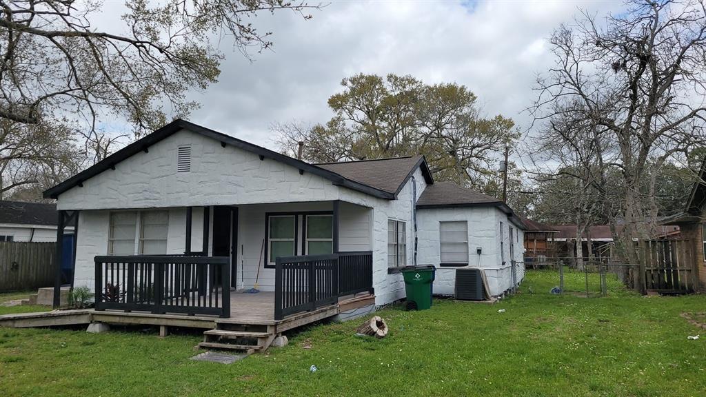607 E Miller Street, Angleton, Texas image 2