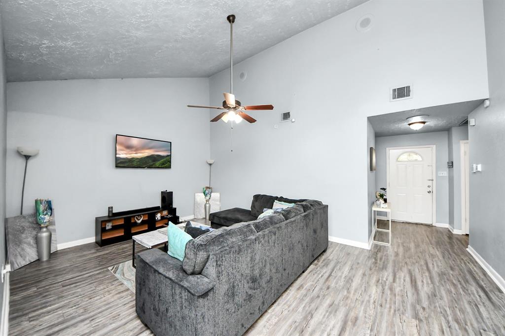 14063 Towne Way Drive, Sugar Land, Texas image 3