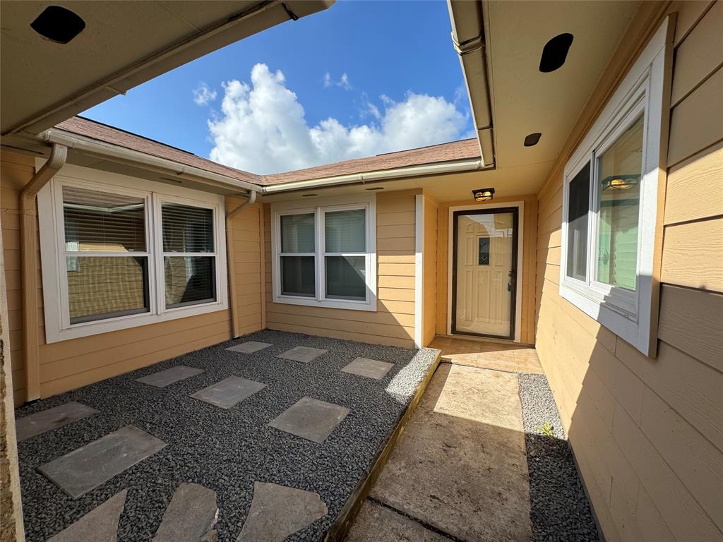 16715 Frigate Drive, Friendswood, Texas image 4