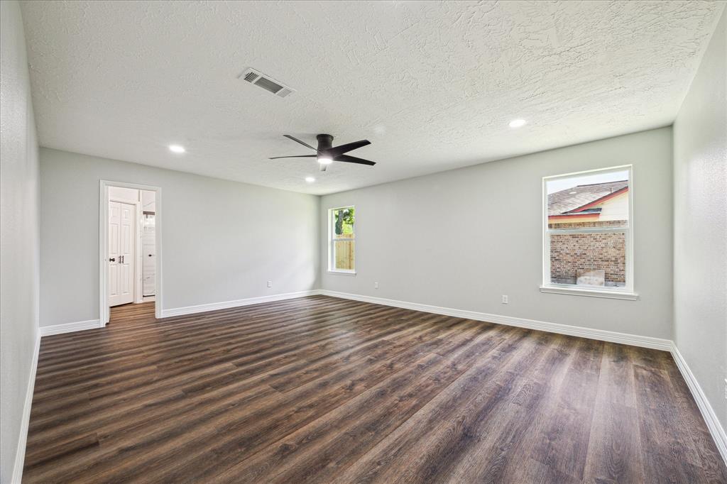 711 Greenbriar Avenue, Friendswood, Texas image 11