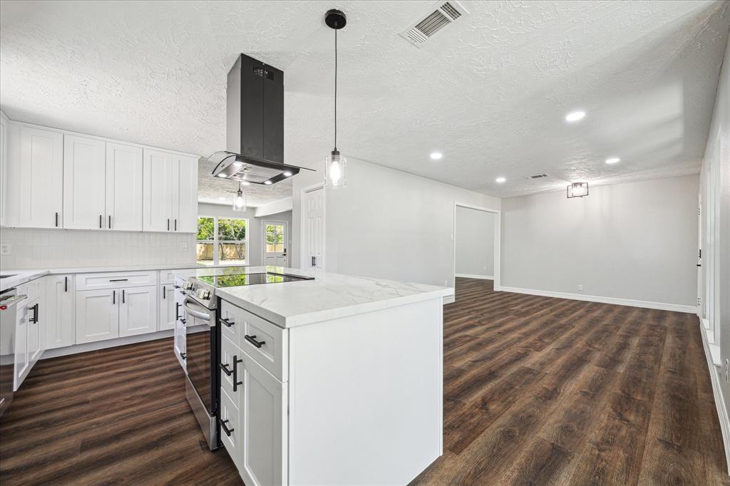 711 Greenbriar Avenue, Friendswood, Texas image 9