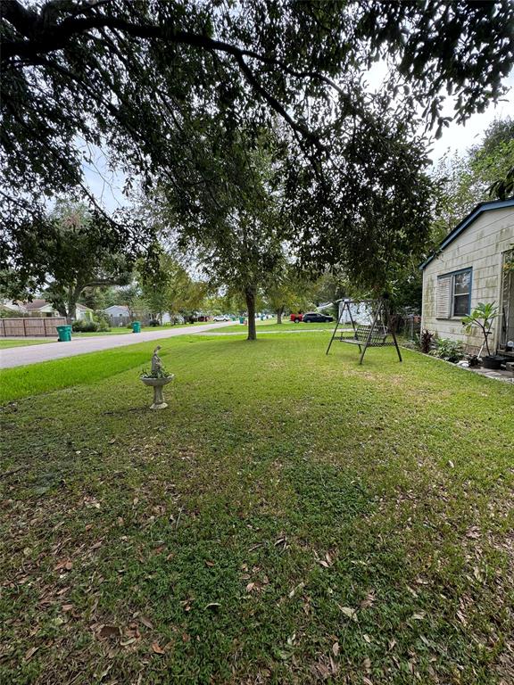 2807 S Houston Drive, La Marque, Texas image 4