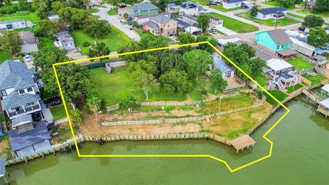 Photo of 3014 Bay Oaks Harbor Drive, Baytown, TX 77523 (MLS # 8950452)