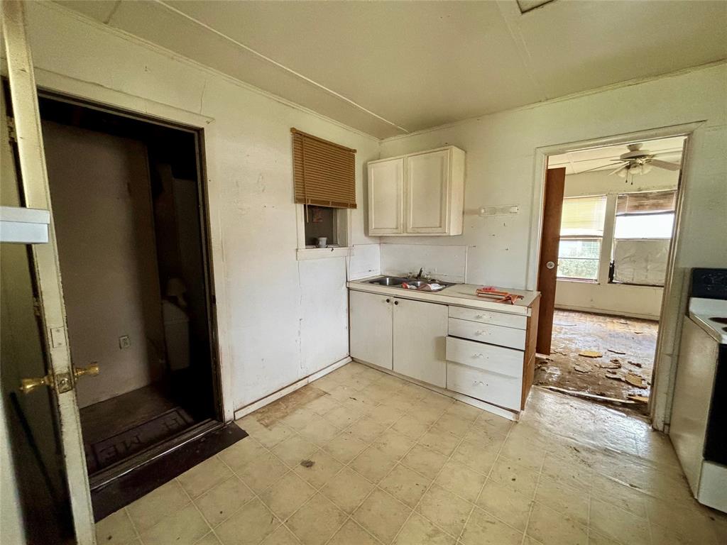 100 Upton Lane, Brazoria, Texas image 5