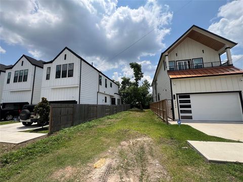 Photo of 306 E 40th Street, Houston, TX 77018 (MLS # 14550433)