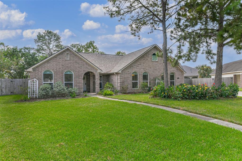 700 Piney Ridge Drive, Friendswood, Texas image 2