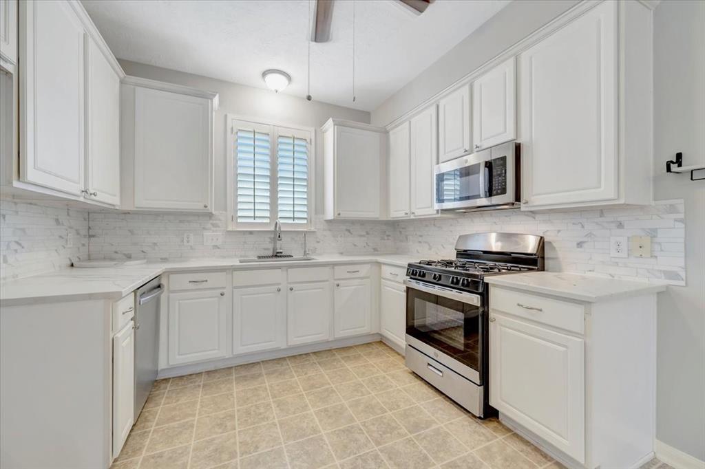 906 Garden Walk Drive, La Porte, Texas image 14
