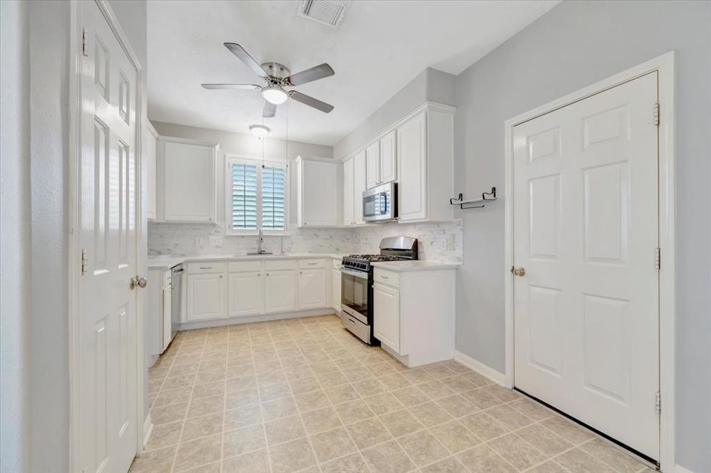 906 Garden Walk Drive, La Porte, Texas image 13