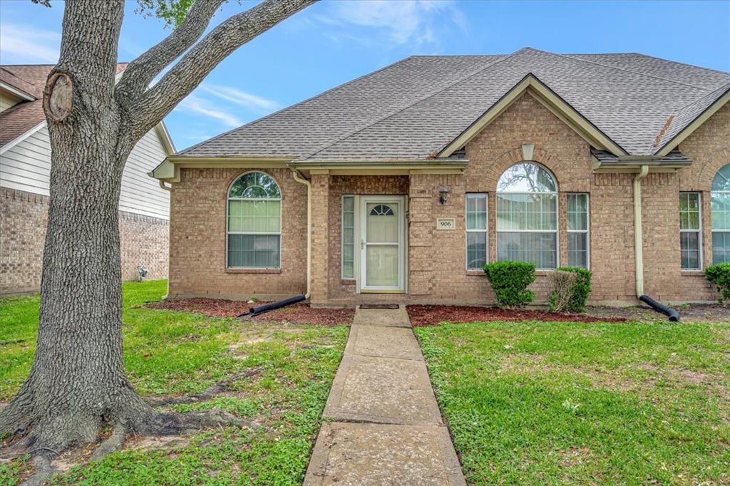 906 Garden Walk Drive, La Porte, Texas image 1