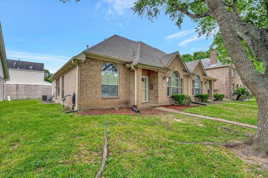 906 Garden Walk Drive, La Porte, Texas image 2