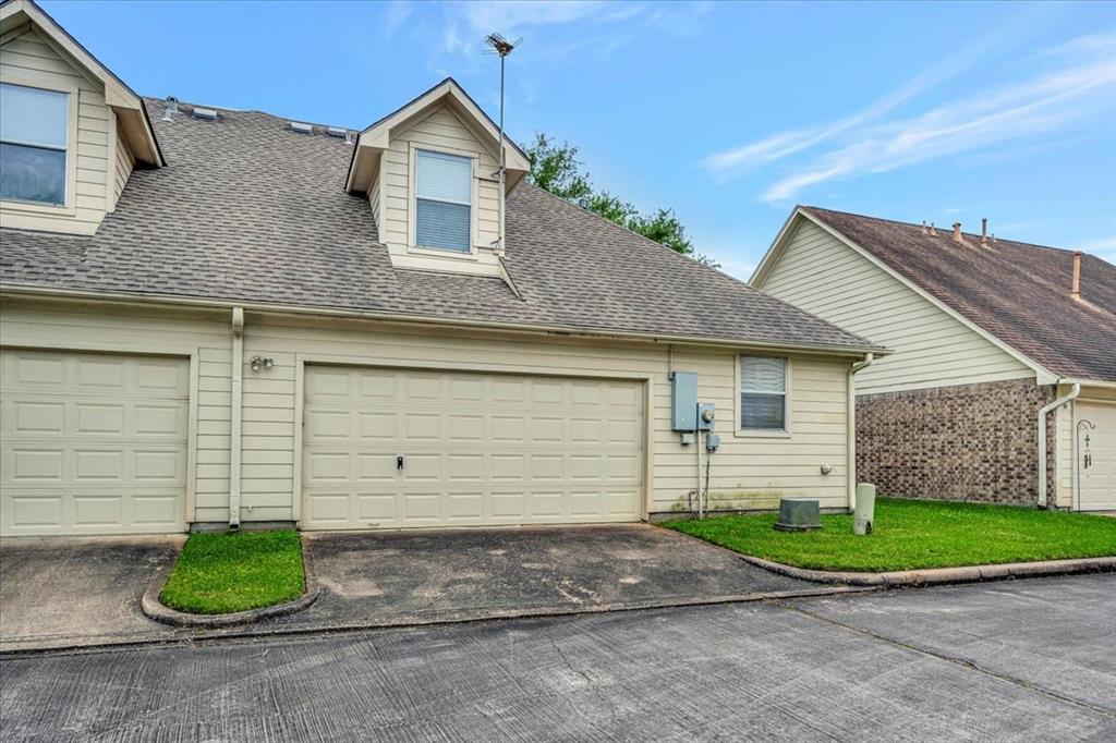 906 Garden Walk Drive, La Porte, Texas image 3