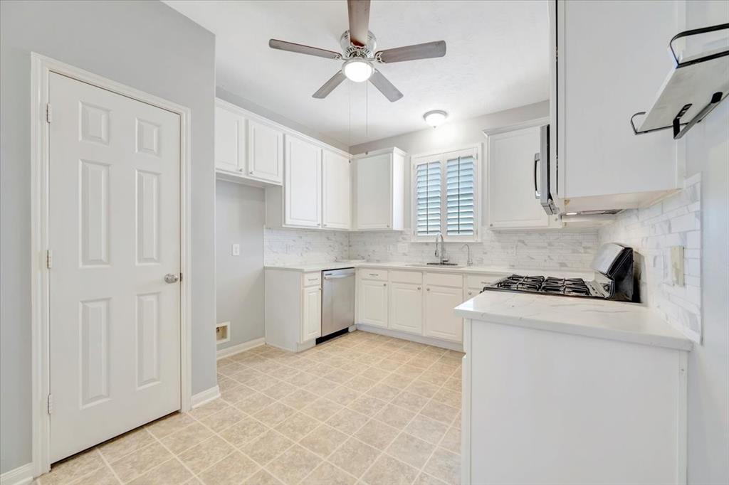 906 Garden Walk Drive, La Porte, Texas image 11