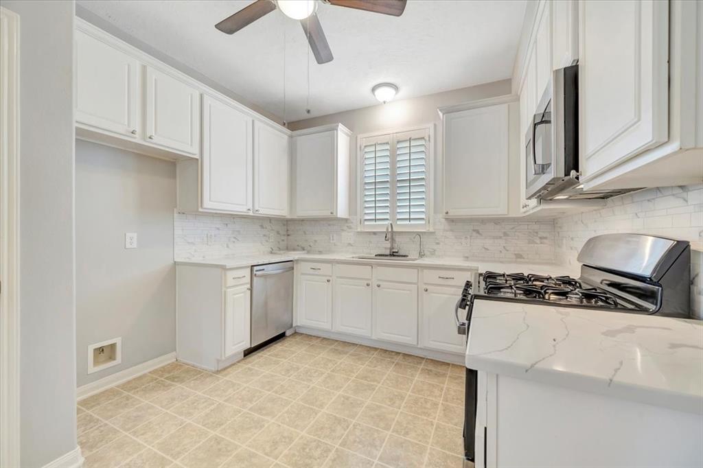 906 Garden Walk Drive, La Porte, Texas image 12