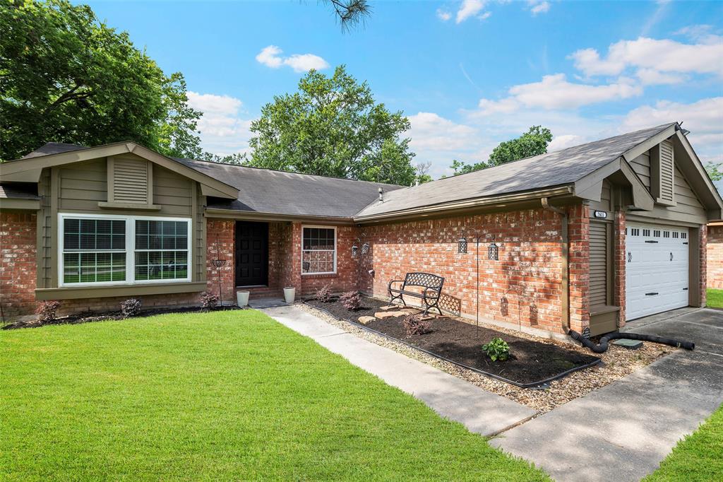 7611 Creekfield Drive, Spring, Texas image 2