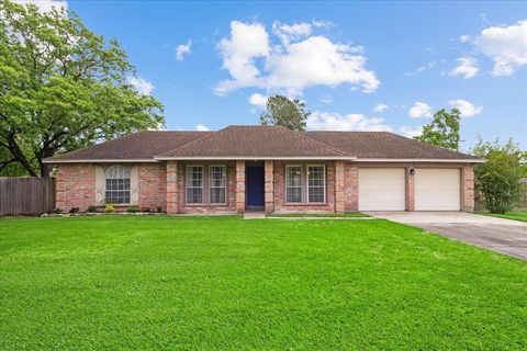 Single Family Residence in Friendswood TX 1118 Castlewood Avenue.jpg