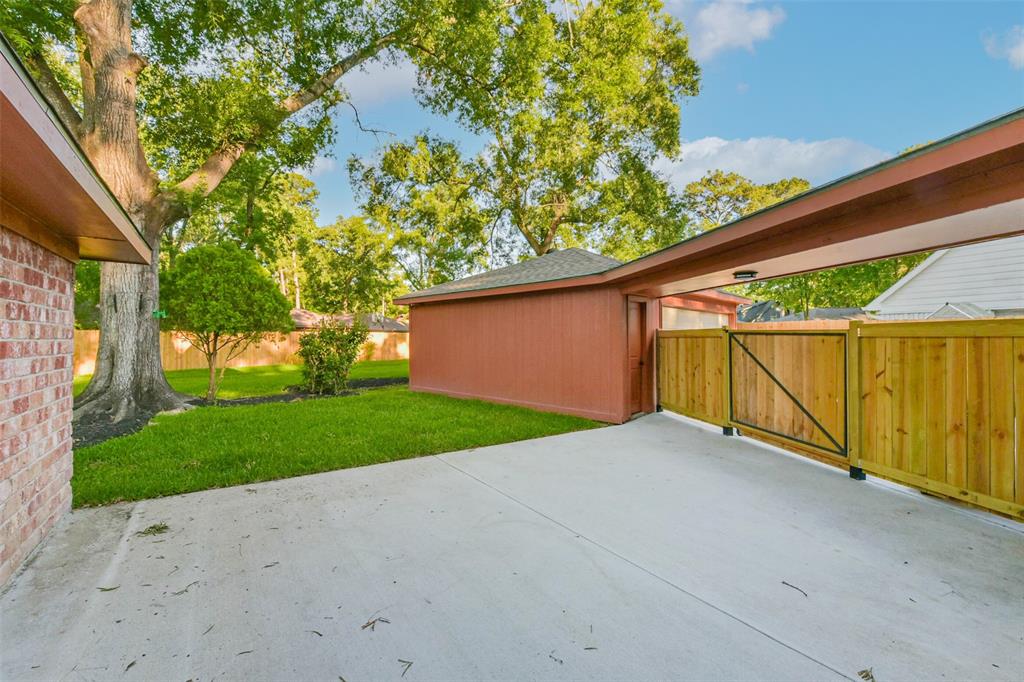 3210 Lakehaven Drive, Kingwood, Texas image 32