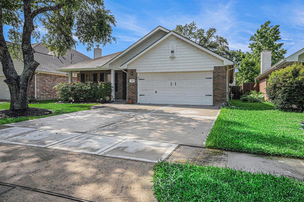 2884 Shallow Brook Lane, Dickinson, Texas image 3