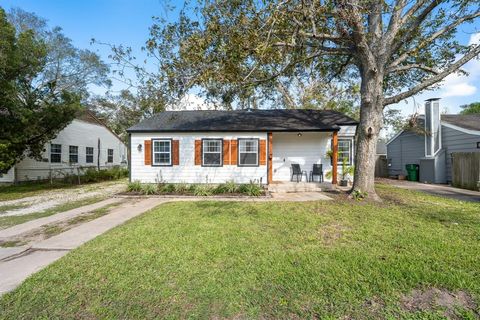 A home in Angleton