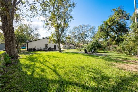 A home in Angleton