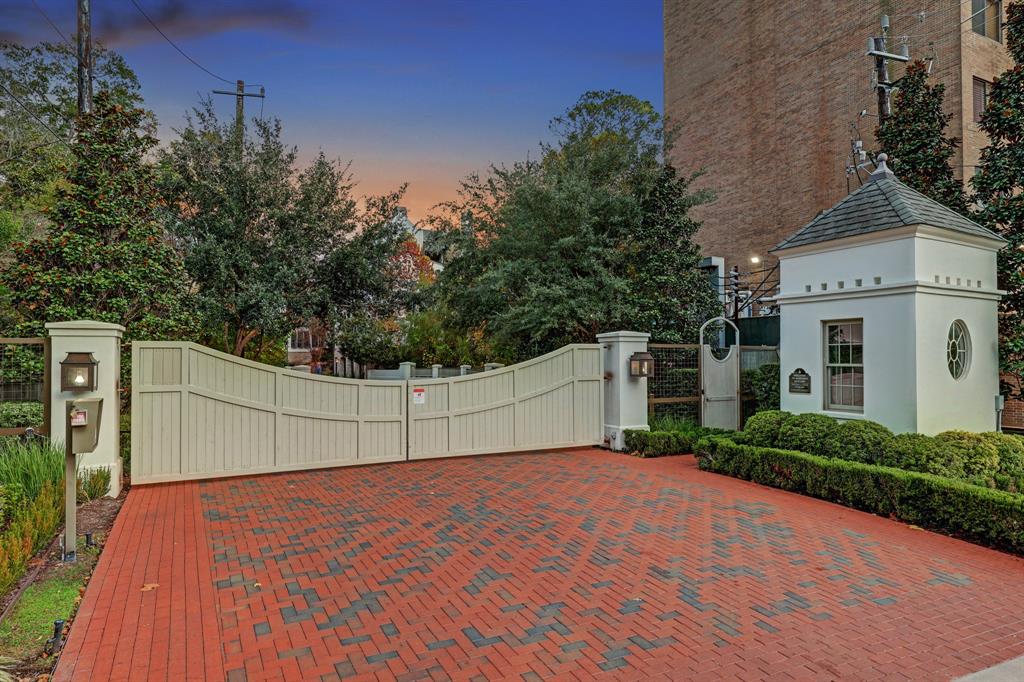 20 Audubon Hollow Lane, Houston, Texas image 1