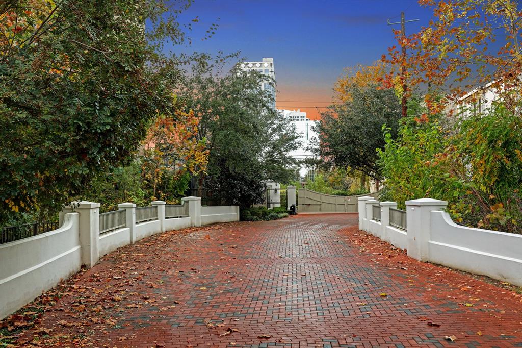 20 Audubon Hollow Lane, Houston, Texas image 6