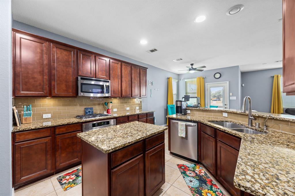 6215 Oxford Lake Drive, Rosenberg, Texas image 10