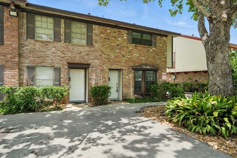 10666 Hazelhurst Drive 22 Houston TX 77043
