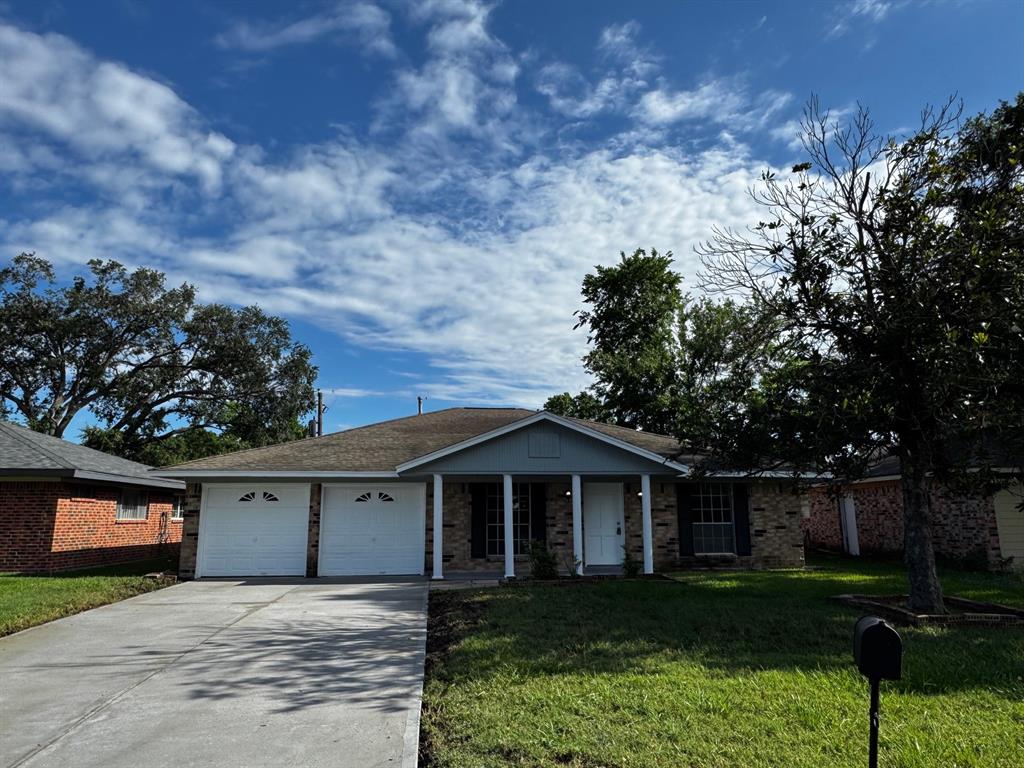 155 Coach Lamp Lane, Houston, Texas image 1